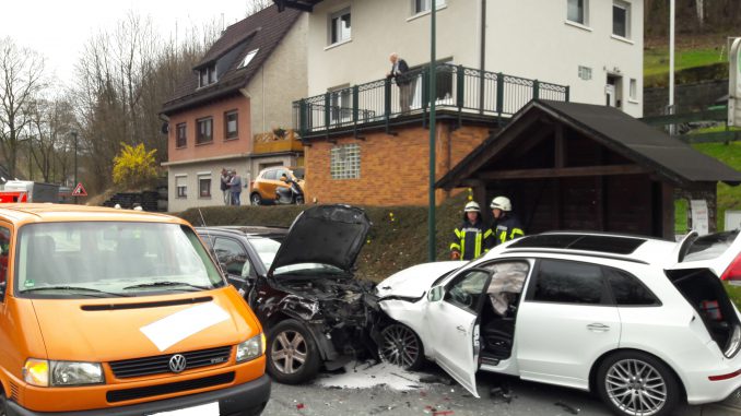 Insgesamt 4 Fahrzeuge waren an dem Verkehrsunfall beteiligt.