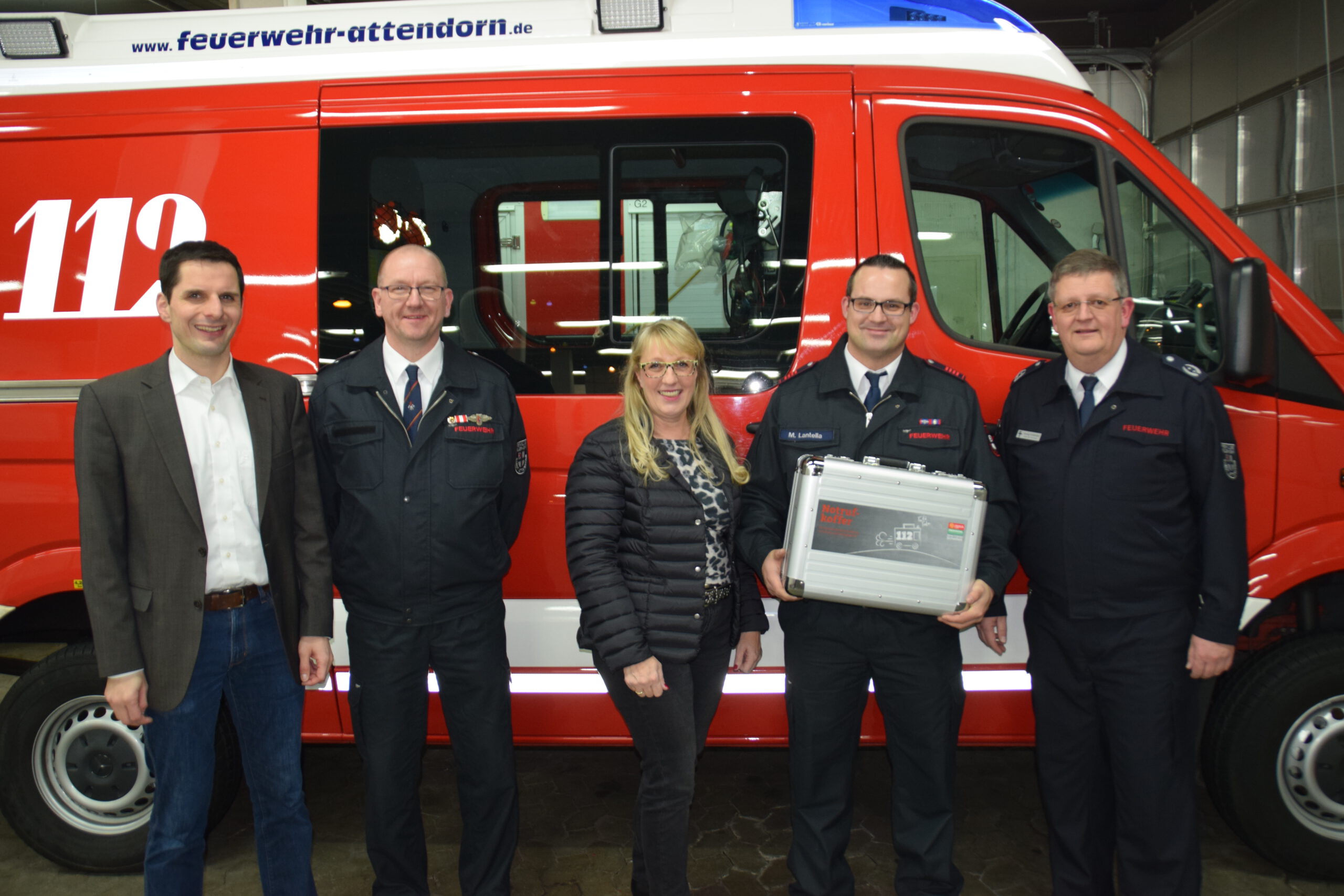 Provinzial unterstützt Feuerwehr Attendorn mit Brandschutzkoffer