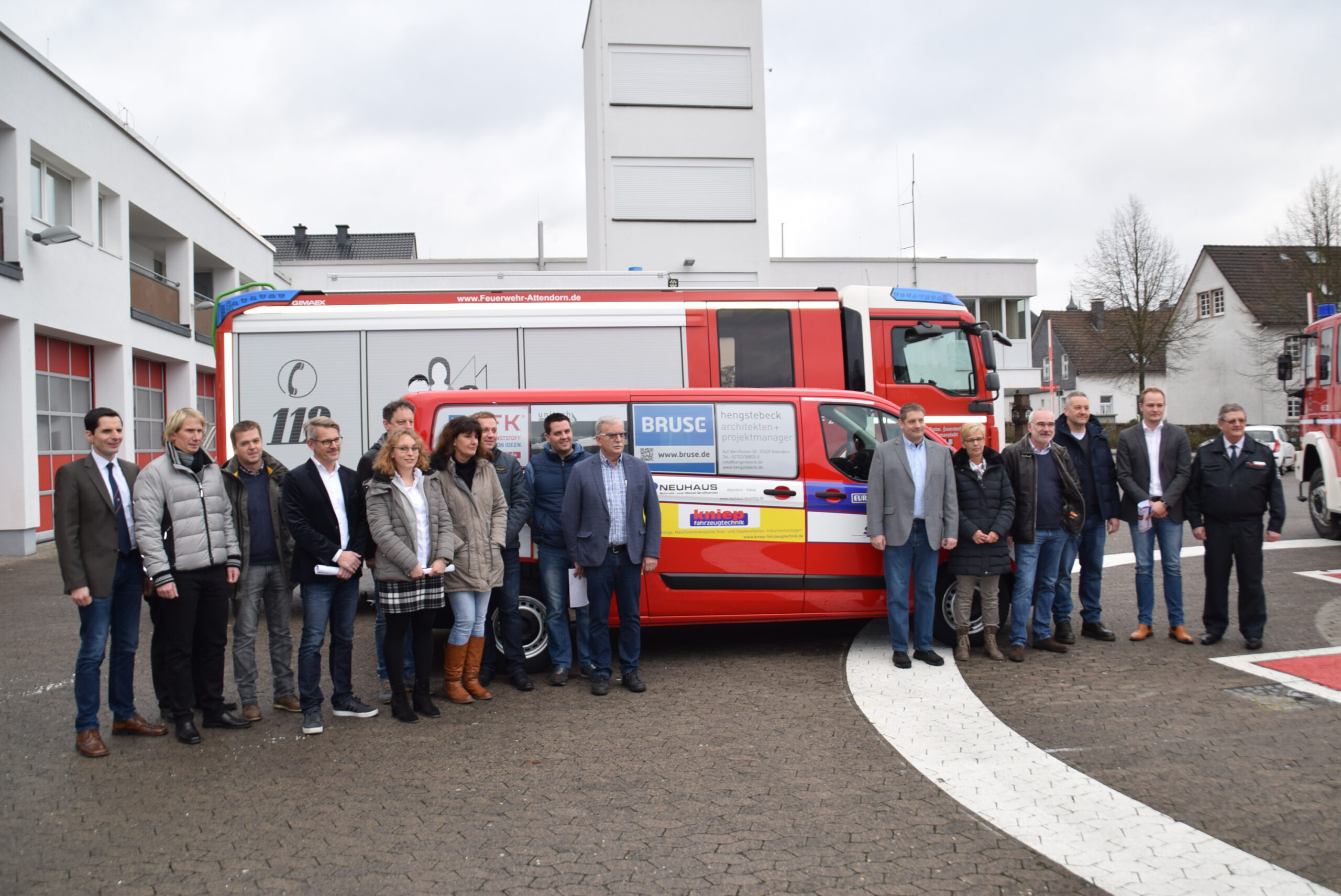 Attendorner Gewerbetreibende finanzieren Fahrzeug für die Jugendfeuerwehr