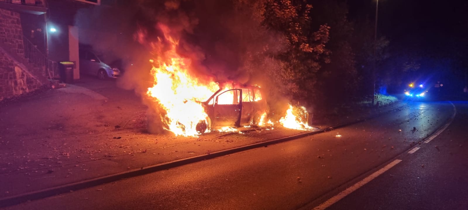 Zwei PKW brannten in Helden