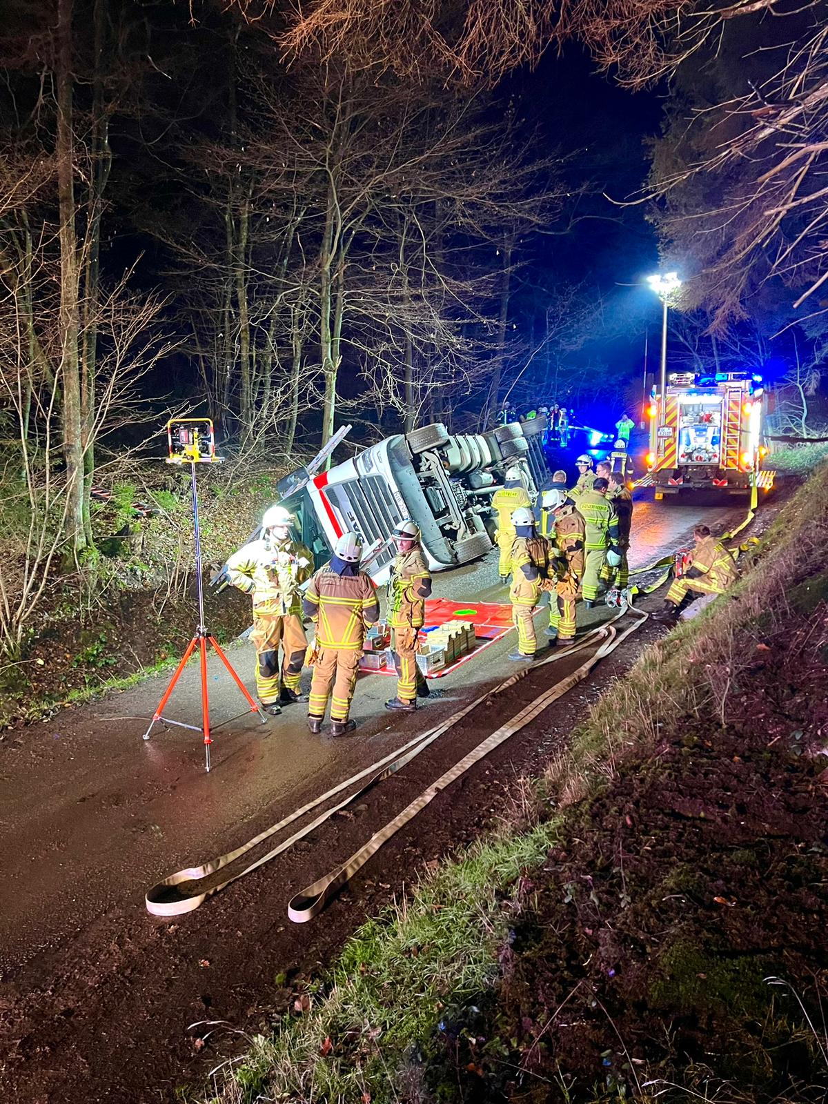 Sattelschlepper verunfallt im Wald