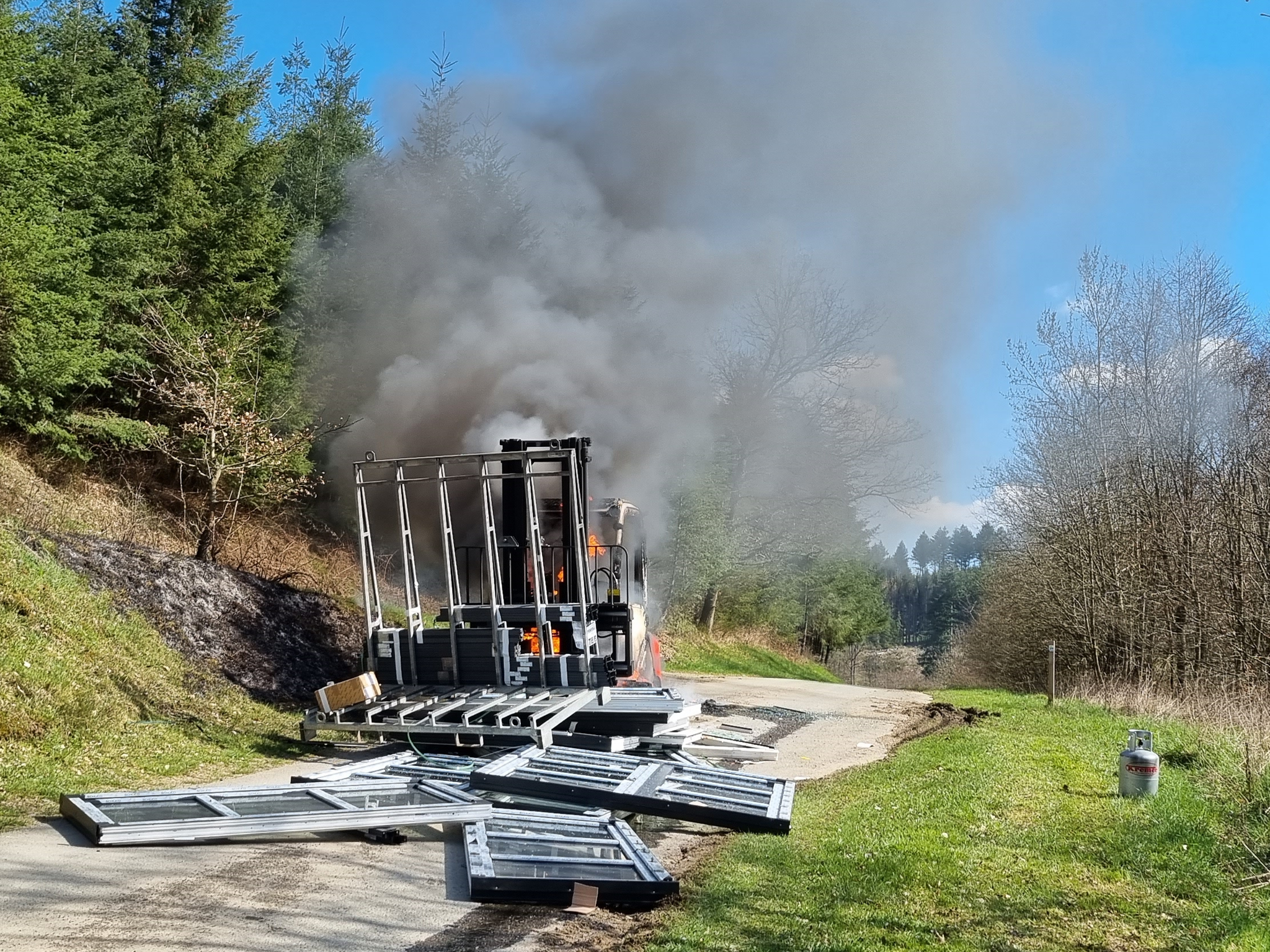 Gabelstapler brannte auf Wirtschaftsweg