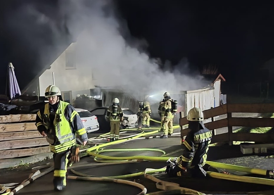 Garage und Fahrzeuge brannten in Neuenhof