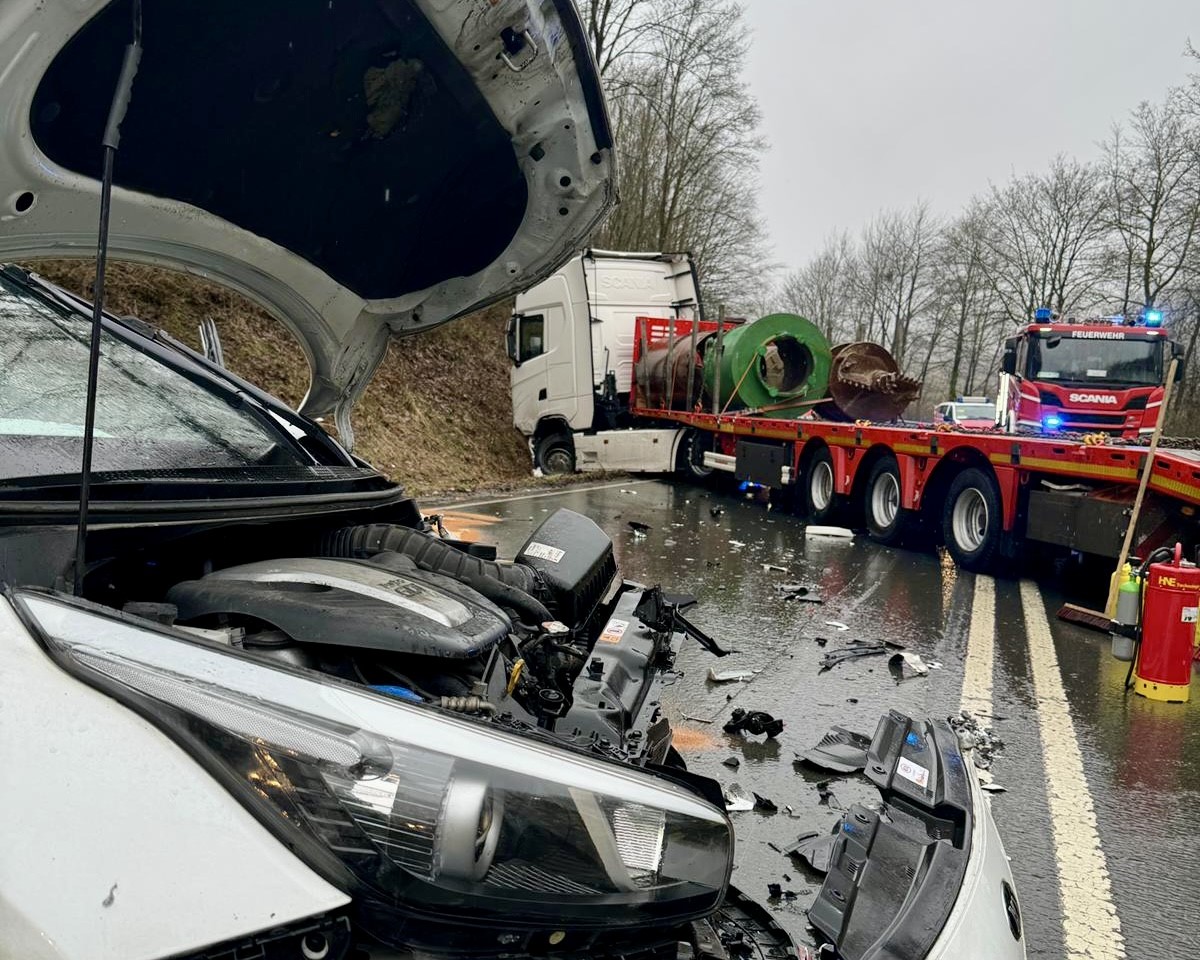 Verkehrsunfall zwischen PKW und LKW