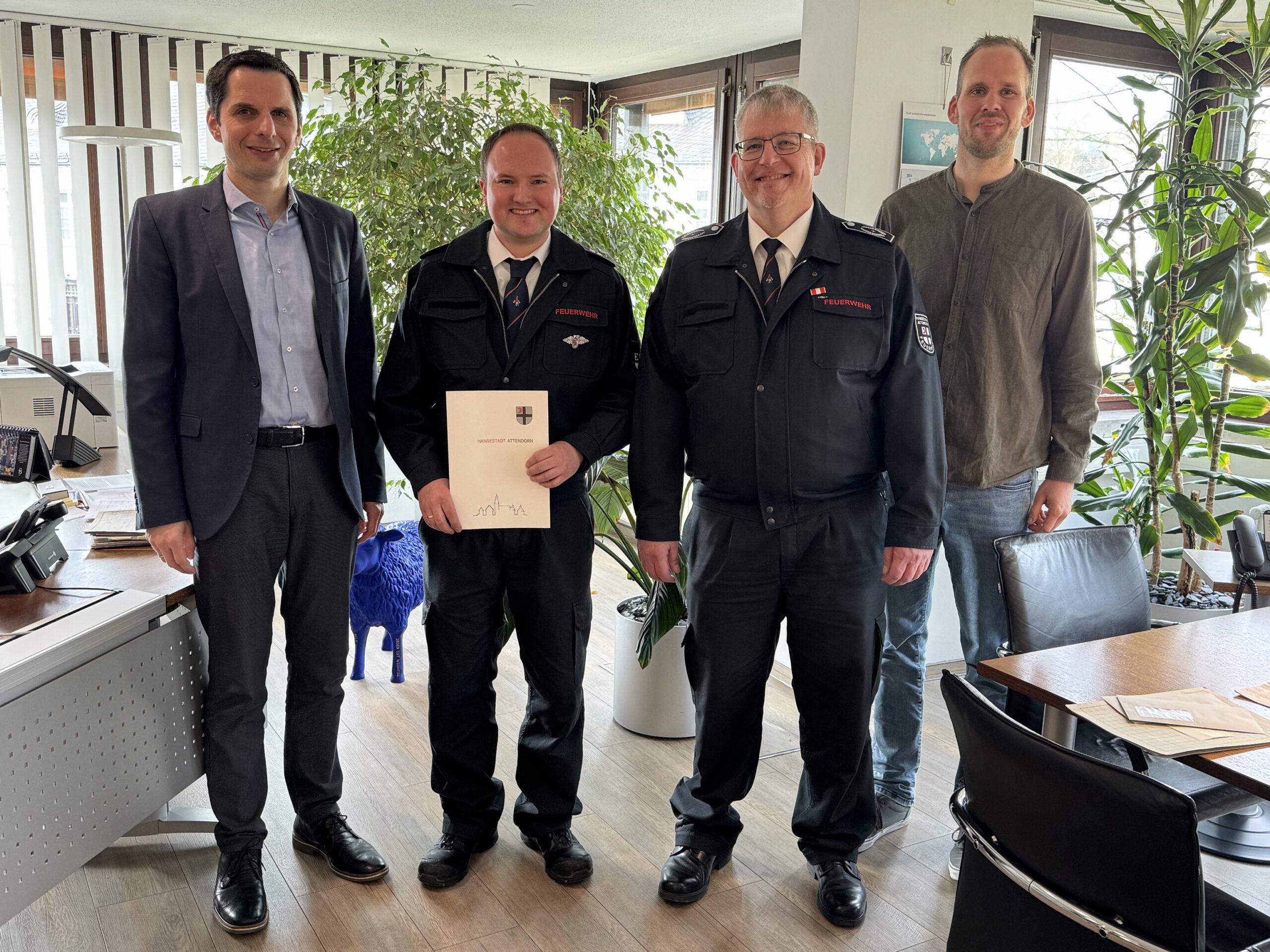 Bürgermeister Christian Pospischil, Brandmeisteranwärter Jan Limper, stv. Leiter der Feuerwehr Frank Schmidt, stv. Leiter Ordnungsamt Jan-Christoph Tump (v.l.n.r.)