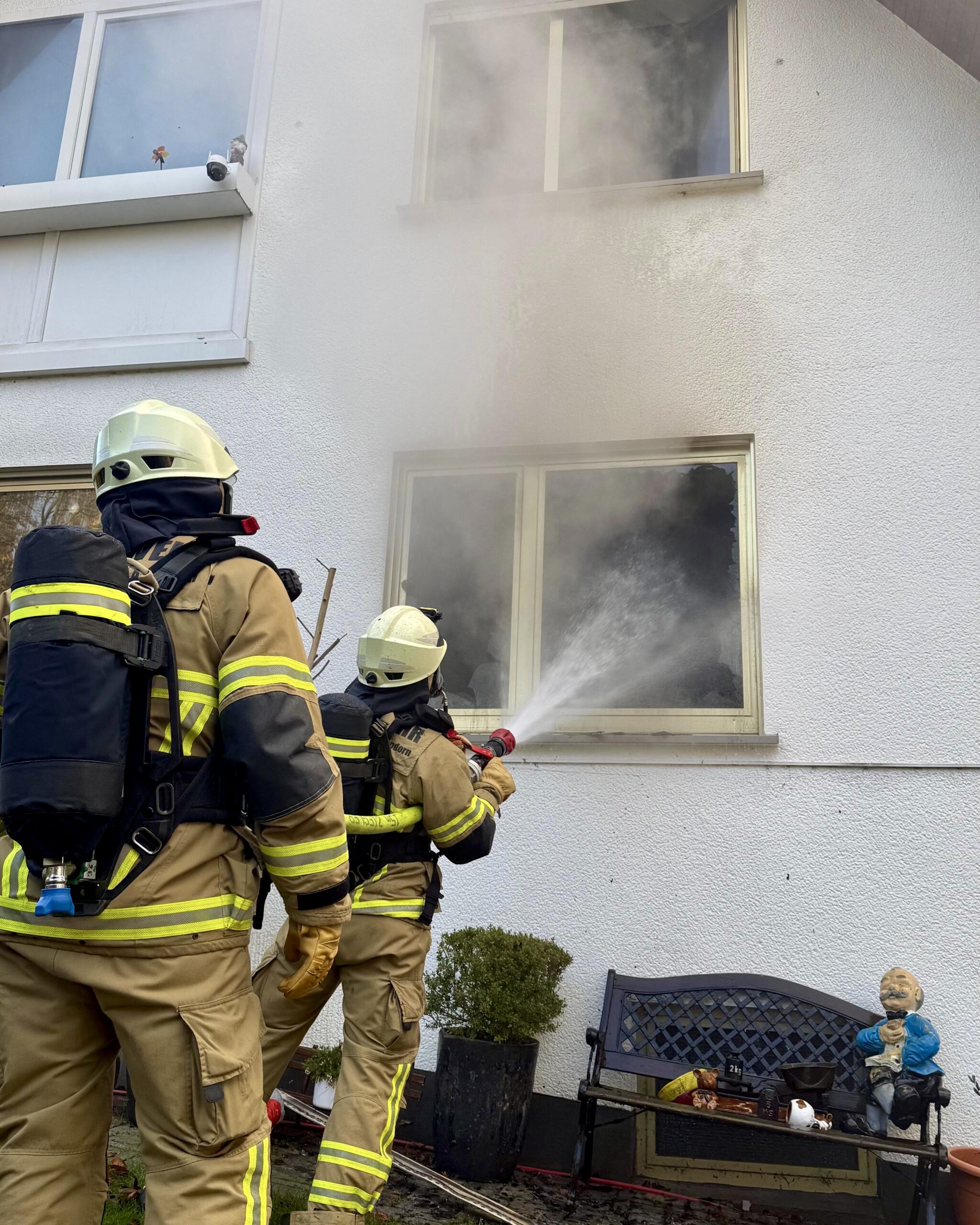 Eine Person aus brennender Wohnung gerettet